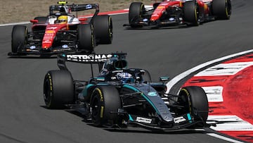 George Russell (Mercedes W17). Lewis Hamilton (Ferrari SF-26) y Charles Leclerc (Ferrari SF-26). Shanghái, China. F1 2026.)