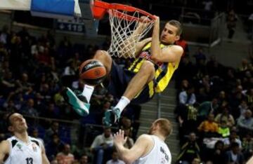 Nemanja Bjelica, del Fenerbahce Ulker, nos regaló un espectacular mate ante el Turow.
