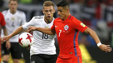 Alexis Sánchez se enfrenta ante Joshua Kimmich, uno de los más experimentados en la joven selección alemana.