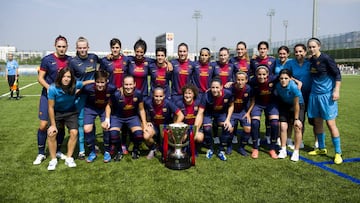 Kenti posa con el resto de la plantilla del Barcelona y el título de Liga conseguido.