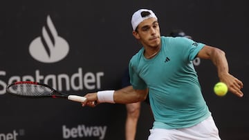 AME7224. RÍO DE JANEIRO (BRASIL), 23/02/2023.- El tenista Argentino Francisco Cerundolo de vuelve una pelota ante español Bernabé Zapata Miralles hoy, durante un partido en el Abierto de Tenis de Río de Janeiro (Brasil). EFE/André Coelho
