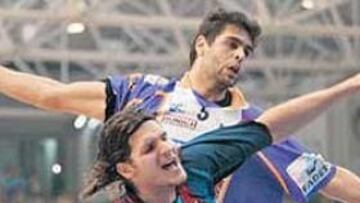 <b>LUCHA. </b>El barcelonista Nagy, en un ataque ante la oposición de Asier Antonio, del Valladolid.