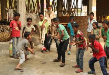 Los niños juegan al criquet en los suburbios de Dhaka durante la ICC World Twenty20 Bangladesh 2014