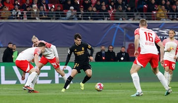 El centrocampista del Real Madrid arranca desde la banda derecha, supera a David Raum, se zafa de Xavier Schlager.