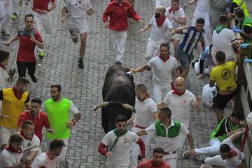 Este 7 de julio ser¨¢n los toros de la ganader¨ªa N¨²?ez del Cuvillo los que recorran las calles de la capital navarra. De esta forma comienza as¨ª el primero de los ocho encierros de las fiestas.