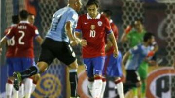 Valdivia fue castigado con cuatro partidos por su expulsión ante Uruguay.