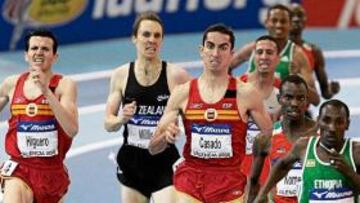 <b>ÚLTIMO ESFUERZO. </b>Higuero (izquierda) inicia la remontada en la última recta para superar a Arturo Casado, que persigue a la cabeza.