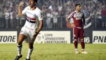 Jonathan Calleri celebra uno de sus dos goles durante la victoria de Sao Paulo ante River Plate en la Copa Libertadores.