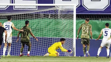 Gazzaniga erró en el segundo gol del Marbella FC.