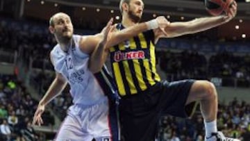 Nenad Krstic y Semih Erdem con la camiseta del Fenerbah&ccedil;e patrocinada por Ulker.