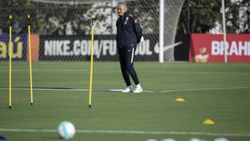 BRA61. SAO PAULO (BRASIL), 20/03/2017.- El director técnico del seleccionado de fútbol de Brasil, Tite, hoy, lunes 20 de marzo de 2017, durante una sesión de entrenamiento en el club Corinthians de la ciudad de Sao Paulo (Brasil). Brasil enfrentará a Uruguay el próximo jueves 23 de marzo en partido por las eliminatorias sudamericanas del Mundial de Rusia 2018. EFE/Sebastião Moreira