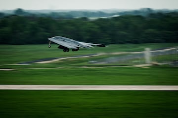Un bombardero furtivo B-2 Spirit despega de la Base Area Whiteman, Misuri, el 30 de abril de 2025.