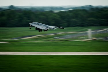 Un bombardero furtivo B-2 Spirit despega de la Base Aérea Whiteman, Misuri, el 30 de abril de 2025.
