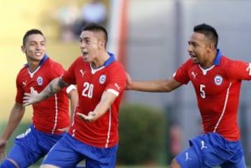 Rodrigo Echeverría y Cristián Cuevas anotaron para un 2-0 que pone en la disputa a Chile.