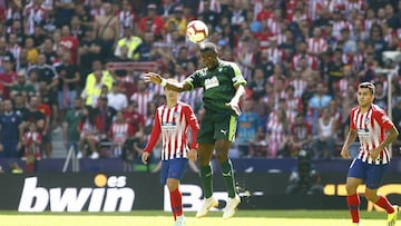 Diop cabecea un balón durante el partido del Eibar contra el Atleti.