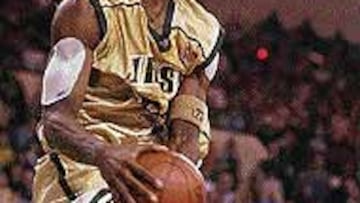 <b>NUEVO JORDAN.</b> James vuela igual de alto que Jordan, tiene su garra... y luce el número 23.