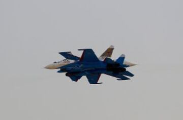 Acrobacia de dos aviones Sukhoi Su-27 del equipo Russian Knights.