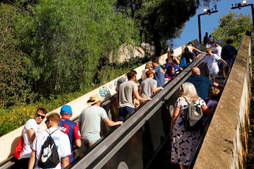 Aficionados del FC Barcelona se dirigen al Estadi Olympic de Montjuic.
