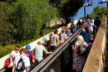 Aficionados del FC Barcelona se dirigen al Estadi Olympic de Montjuic.
