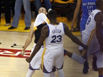 Stephen Curry y Draymond Green celebran la victoria en el séptimo partido de la final del Oeste.