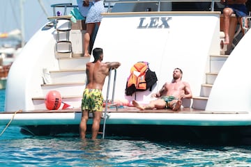 Messi y Suárez de vacaciones con sus familias en Ibiza