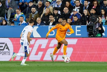 Mbappé encara en Butarque desde su lugar predilecto, la banda izquierda del ataque. 