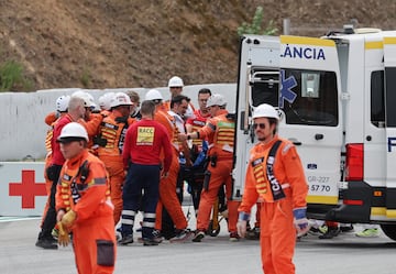 Francesco Bagnaia se quedó en medio de la pista y le pasó una KTM (Binder) por encima de la pierna. Las asistencias médicas le socorrieron de inmediato.