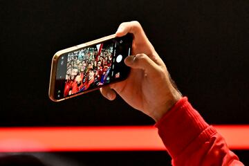 Los momentos felices hay que inmortalizarlos y eso fue que lo que hizo Carlos Sainz tras ganar el GP de Singapur de Fórmula 1. El madrileño reunió a todo su equipo de Ferrari para fotografiarse juntos en el antepodio del circuito de Marina Bay. Desde julio de 2022, en Austria, no sonaba el himno italiano. Ayer volvió a escucharse.