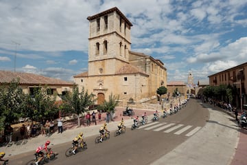 El pelotn durante la decimonovena etapa de la Vuelta Ciclista a Espa?a disputada entre La Ba?eza e ?scar.