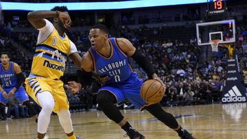 DEN13 - DENVER (EE.UU.), 25/11/2016.- Russell Westbrook (d) de los Thunder lanza ante Emmanuel Mudiay (i) de los Nuggets hoy, viernes 25 de noviembre de 2016, durante su partido de la NBA en Denver (EE.UU.). EFE/ Todd Pierson