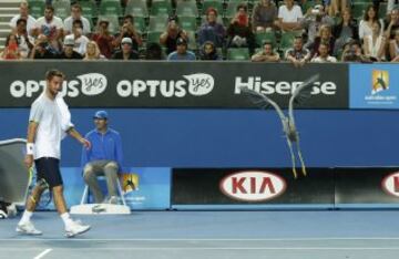 El serbio Viktor Troicki mira como una gaviota vuela sobre la pista durante el partido contra el español Daniel Muñoz de la Nava.