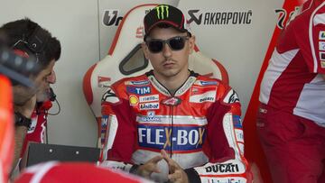 Jorge Lorenzo en el box de Ducati durante el 2017.