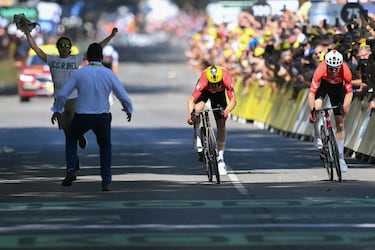 Un esprint que terminó sin daños que lamentar después de que un espontáneo se colase en la recta de meta para tratar de boicotear la carrera. Un susto del que, afortunadamente, nadie se acordará.