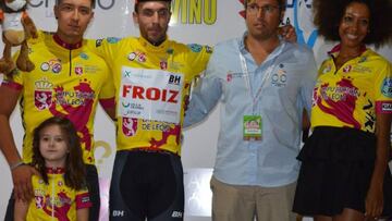 Óscar González posa con el maillot de líder tras ganar el prólogo de la Vuelta Ciclista a León.
