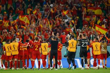 España celebra y saluda a su afición tras golear a Costa Rica.
