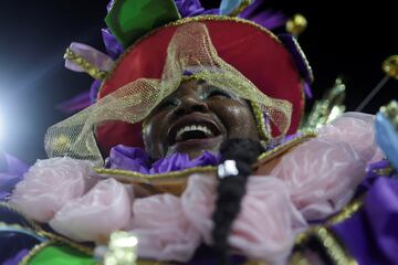 Estos días la ciudad brasileña se viste de gala para disfrutar del Carnaval 2023. Bailes, desfiles, samba... llenan de color la ciudad costera de Brasil, famosa por sus playas de Copacabana e Ipanema, la estatua del Cristo Redentor sobre el cerro del Corcovado y el morro Pan de Azúcar.