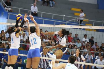 Alianza Lima se cobró la revancha del partido de ida y le ganó por 3 a 2 a Regatas Lima con parciales 18-20, 20-25,25-19,25-23,13-15. El encuentro duró más de dos horas de juego y es válido por la Liga Nacional Superior de Voleibol femenino categoría mayores, desarrollado en el coliseo Manuel Bonilla de Miraflores.