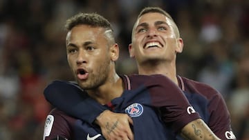 Verratti abraza a Neymar en el partido contra el Toulouse.