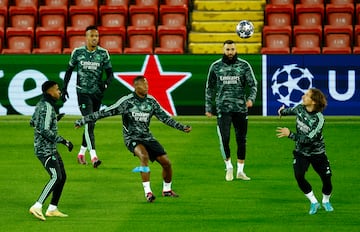 Rodrygo, Eder Militao, David Alaba, Karim Benzema y Modric en un rondo.