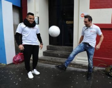 Alexis Sánchez, junto a Santi Cazorla, inauguraron un centro para indigentes en Soho, Londres.