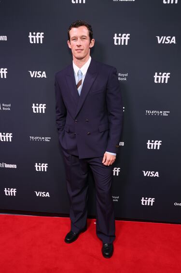 Callum Turner posa en la alfombra roja de los 50º Festival Internacional de Cine de Toronto.