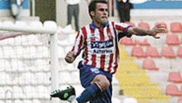 <B>VICTORIA POR FIN</B>. Después de tres jornadas, al fin llegó el primer triunfo del Sporting, aunque quepa calificarlo de milagroso.
