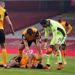 Raúl Jiménez choca con David Luiz y sale lesionado del Wolves vs Arsenal