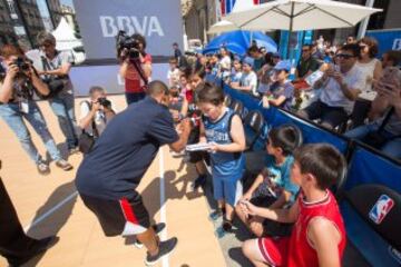 Zaragoza se engalana y disfruta al máximo con el NBA Zone