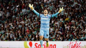 MEX6904. TORREÓN (MÉXICO), 16/10/2022.- Tiago Volpi del Toluca celebra un gol anotado al Santos, durante un juego de Cuartos de Final del torneo Apertura 2022 de la Liga MX hoy, celebrado en el estadio Corona, en la ciudad de Torreón, Coahuila (México). EFE/Víctor Cruz