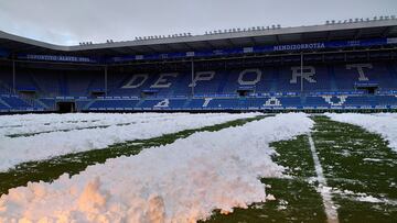 Nieve en el c¨¦sped del estadio de Mendizorroza.