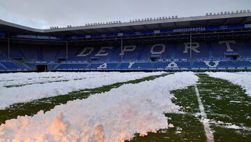 Nieve en el césped del estadio de Mendizorroza.