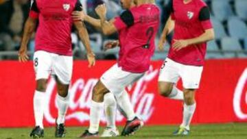 <b>GOLAZOS INCREÍBLES. </b>Jesús Gámez y Cazorla acuden a abrazar a Eliseu tras el golazo del luso al Getafe.