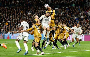 Raúl de Tomas y Carvajal luchan por un balón aéreo.