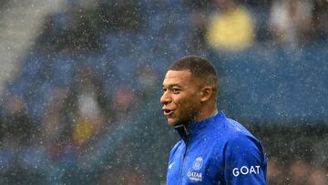 Paris Saint-Germain's French forward Kylian Mbappe warms up prior to the French L1 football match between Paris Saint-Germain (PSG) and Stade Brestois 29 (Brest) at the Parc des Princes Stadium in Paris on September 10, 2022. (Photo by Anne-Christine POUJOULAT / AFP)
